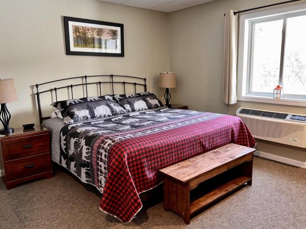 Top Floor King Room with River View and Pool near Loon Mountain, Book  Hoteller i New England med pool, Swimmingpool