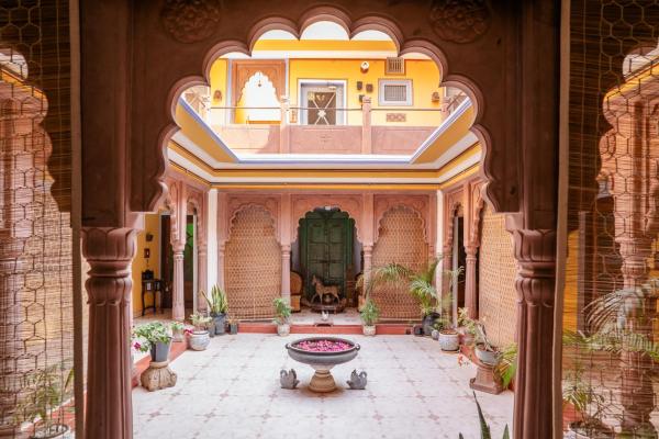 2 Raikabagh, Book  Rajasthan hoteller med parkering, Parkering