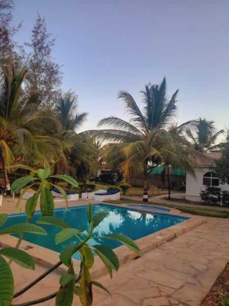 Villa Paradise, Book  Hoteller i Coast Region med parkering, Parkering