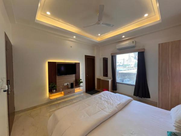 Kamal tourist guide and travel, Book  Hoteller i Ayodhya med pool, Swimmingpool