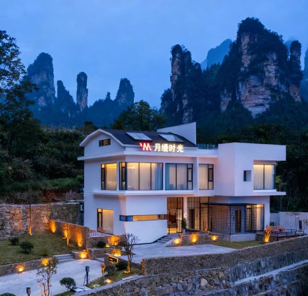 Panorama Peaks Lodge-Free pickup-Sunrise-Close to the Middle Gate Ticket Office of the Zhangjiajie Foreset Park, Book  Hunan hoteller med parkering, Parkering