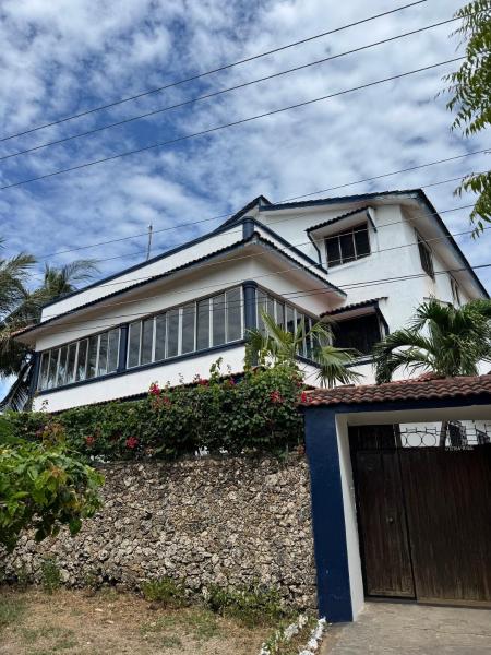 Blue House Watamu, Book  Coast Region hoteller med parkering, Parkering