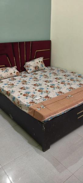 Yamuna Kunj Homestay, Book  Nagar hoteller med parkering, Parkering