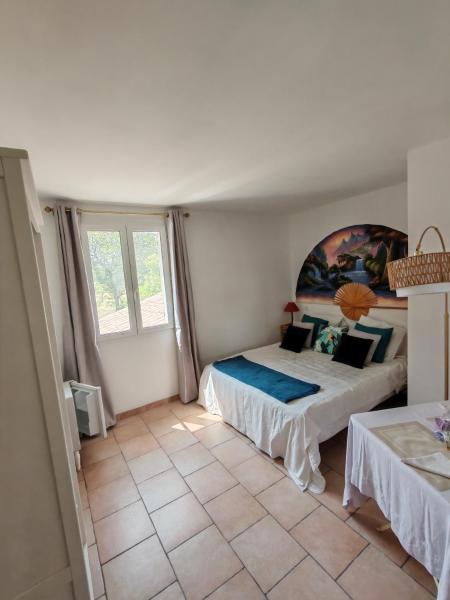 Chambre dhôtes, à la nuitée 2, Book  Hoteller i Rhône-Alps med parkering, Parkering