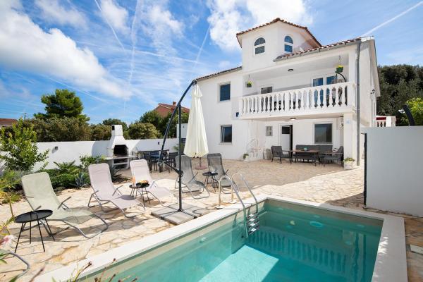 Villa Liznjan 2 Apartment in einem Haus, Book Lejlighed Hoteller i Pula Riviera med pool, Swimmingpool