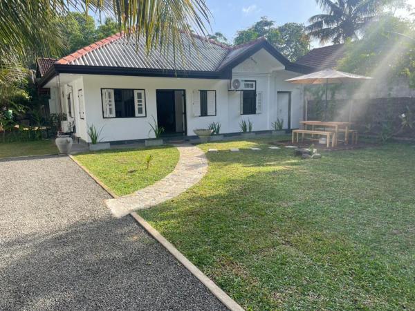 Rosewood Cozy 3-Bedroom Villa & garden,near surf point, Book  Matara hoteller med parkering, Parkering