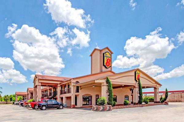 Super 8 by Wyndham Mont Belvieu - Baytown East, Book Hotel Baytown Houston