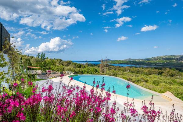 Villa Zeffiro, Book  Emerald Coast hoteller med pool, Swimmingpool