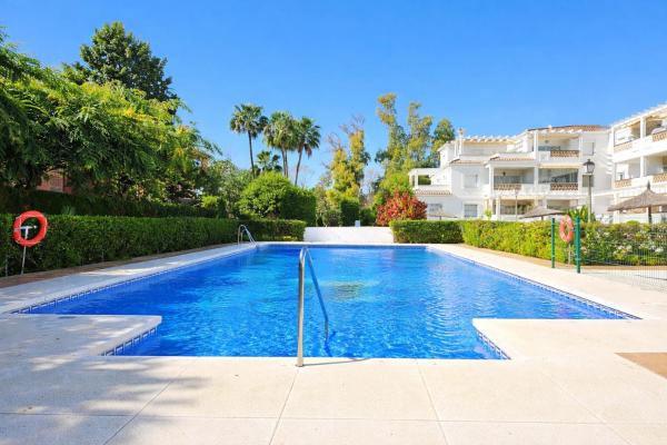Modern 3 bedroom apartment in Puerto Banus, Book Lejlighed Hoteller i Costa del Sol med pool, Swimmingpool