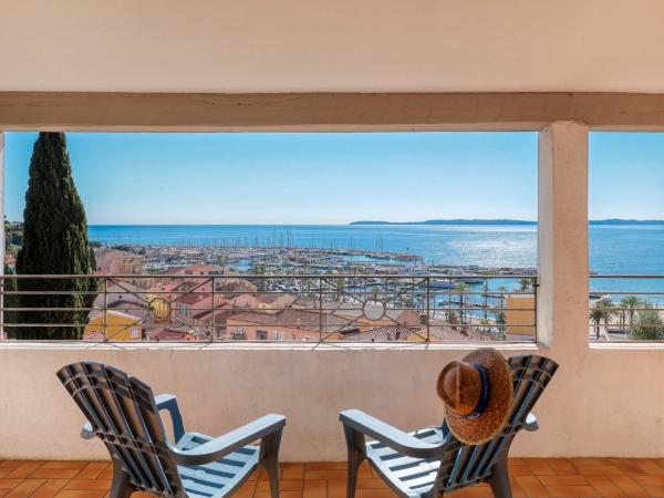 Superbe Villa vue mer, climatisée, proche plage, parking, animaux acceptés - FR-1-816-23, Book  Hoteller i Var coast med parkering, Parkering