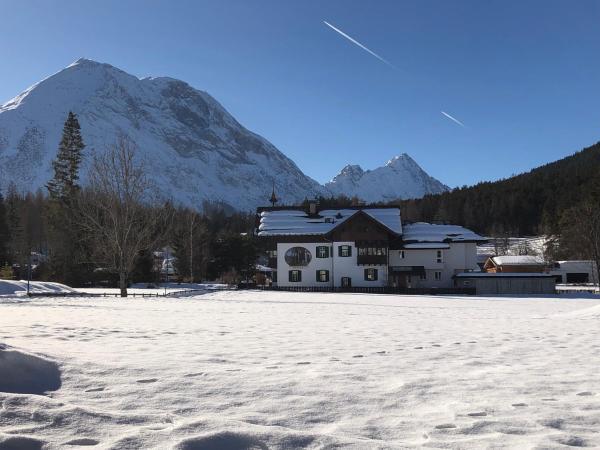 Haus Waldheim, Book  Hoteller i Tyrol med parkering, Parkering