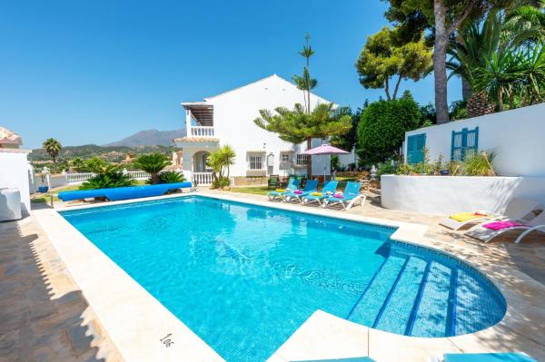 Villa Holivista Elegant 4-Bedroom Spanish Villa in Estepona, Book  Hoteller i Costa del Sol med pool, Swimmingpool