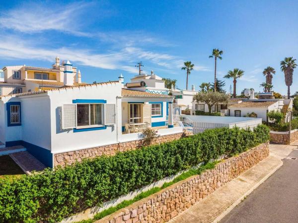 Villa Gabriella - Charming villa in great location close to everything you need, Book  Albufeira hoteller med pool, Swimmingpool