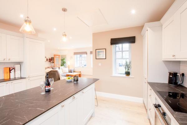 Northern Hideaways Shore Cottage, Beadnell, Book  Scotland hoteller med parkering, Parkering