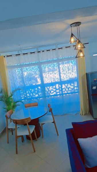 Lavish One & Two Bedroom Apartments with a Lift, Book Lejlighed Coast Region hoteller med parkering, Parkering