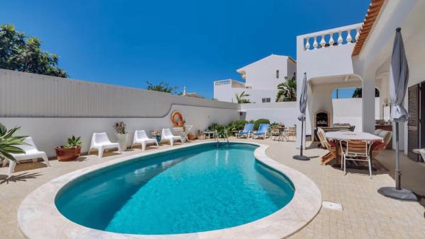Villa Frederique by Gabi Miguel, Book  Albufeira hoteller med pool, Swimmingpool