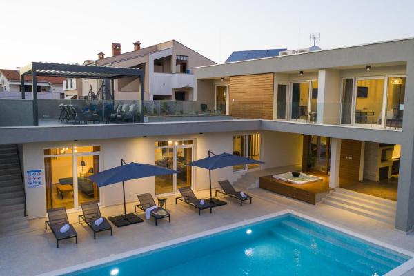 Villa Mary Lou with heated pool, Book  Zadar County hoteller med pool, Swimmingpool