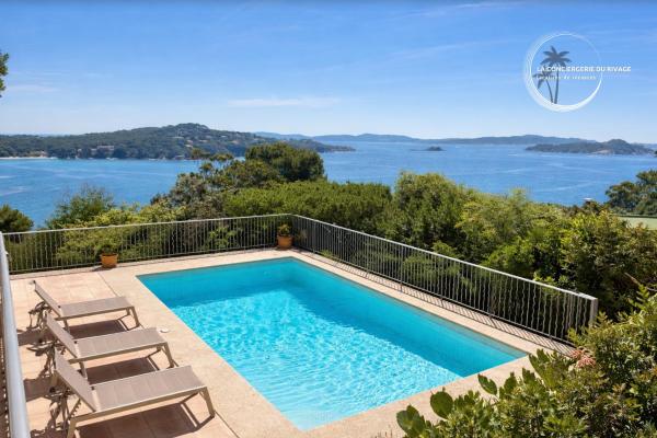 Villa La Sarrazine - Port du Niel - Vue Mer, Book  Hoteller i Var coast med pool, Swimmingpool