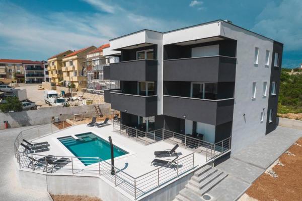 Mila Deluxe, Book  Hoteller i Zadar County med pool, Swimmingpool