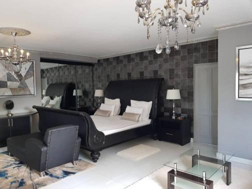 Term Manoir Guest Lodge, Book  Broadhurst South-Eastern District