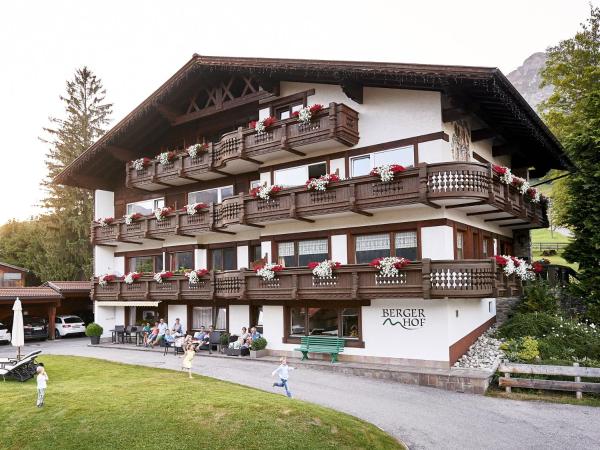 Berger Hof, Book  Hoteller i Tyrol med parkering, Parkering