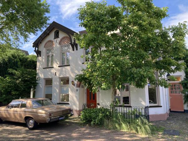 Villa Magnolia, Book  Hoteller i Rotterdam med parkering, Parkering