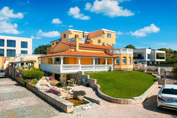 Villa Marko, Book  Hoteller i Pula Riviera med pool, Swimmingpool