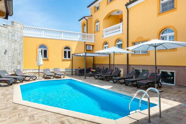 Villa Marko - Apartment A0 - MPolo, Book  Medulin hoteller med pool, Swimmingpool