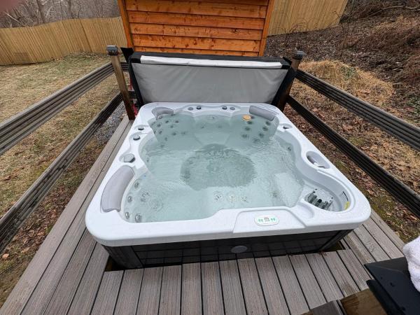Quiet Cottage In The Woods, with Hot Tub, Book  Glenmoore Pennsylvania
