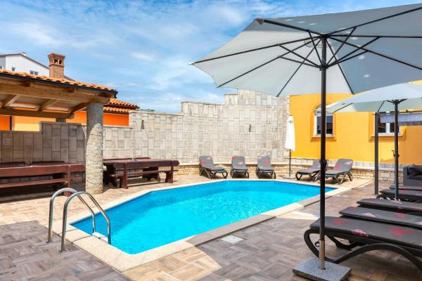 Villa Marko - Apartment A1 - MPolo, Book  Medulin hoteller med pool, Swimmingpool