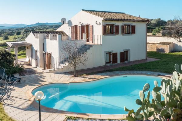 Villa Calyra by Klodge, Book  Emerald Coast hoteller med pool, Swimmingpool