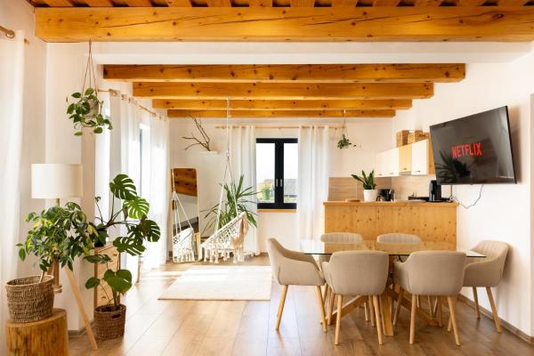Slow Mountain Family Base - Spacious 2BR Apartment, 2 Bath, Sleeps 8 with Mountain View and Backyard in Liptov, Book Lejlighed  