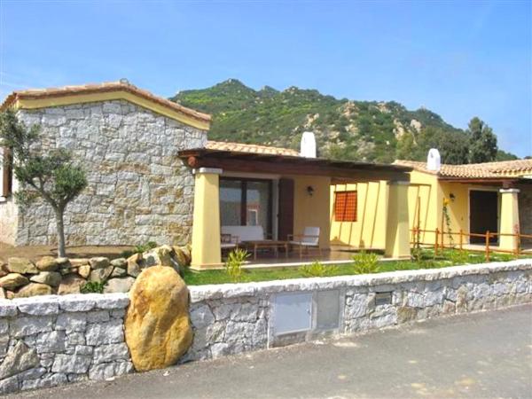 ISA-Villas with shared pool in Costa Rei just 500 meters from the sea, Book  Hoteller i Costa Rei med pool, Swimmingpool
