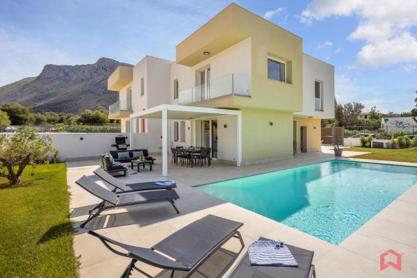 Brand New Villa with Private Heated Pool, Book  Terrasini hoteller med parkering, Parkering