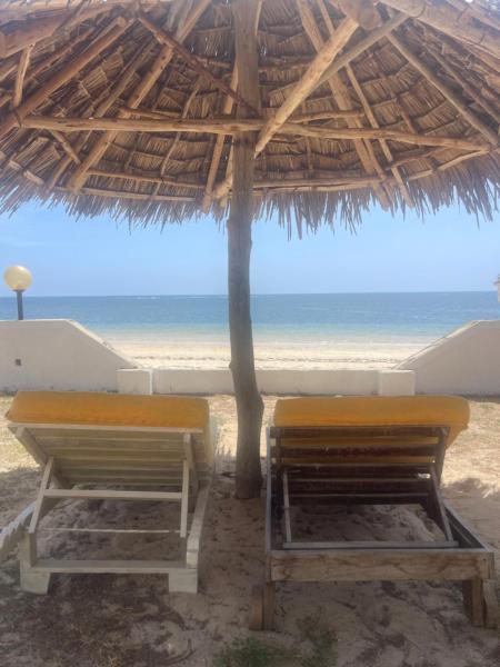 Dada Suites De Luxe Ocean Beachfront B&B, Book  Coast Region hoteller med parkering, Parkering
