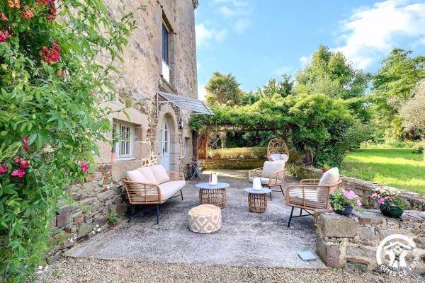 Manoir de sevin, Book   