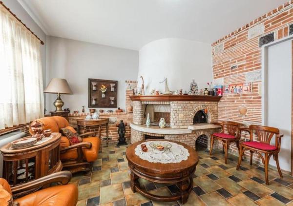 The Antique Villa by PS, Book  Hoteller i Tirana County med parkering, Parkering