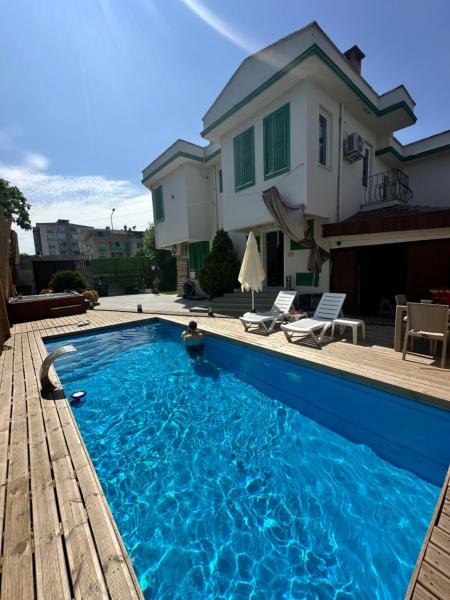 Yeşil Panjurlu Bahçeli Villa, Book  Nilufer Istanbul