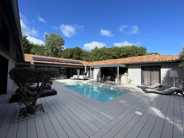 Villa moderne à Soustons avec piscine chauffée, 3 chambres et cuisine extérieure, animaux acceptés - FR-1-379-167, Book  Hoteller i Aquitaine med pool, Swimmingpool