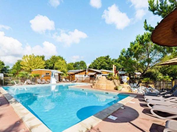 ZEcamping 4 étoiles à 5km de la plage piscine chauffée toboggans dog friendly, Book  Hoteller i Medoc med pool, Swimmingpool