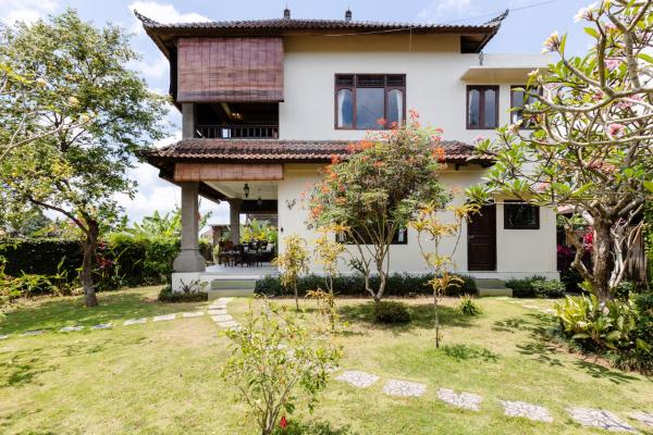 Ubud 2BR Family Villa with Fully Equipped Kitchen, Book  Ubud Gianyar