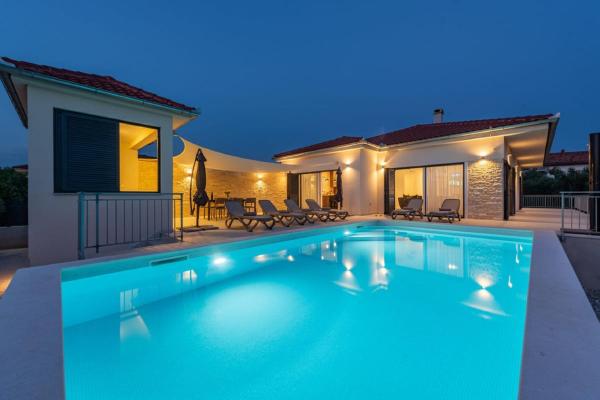 Villa Paloma with pool, Book  Hoteller i Zadar County med pool, Swimmingpool