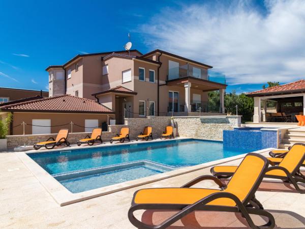 Villa in Pula with Pool near Roman Arena, Book  Valtura Pula Region