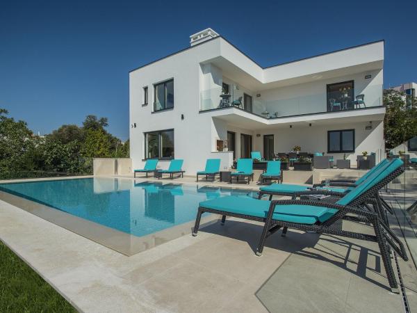 Villa in Pje ana by the Beach with Pool, Book  Hoteller i Pula Riviera med pool, Swimmingpool