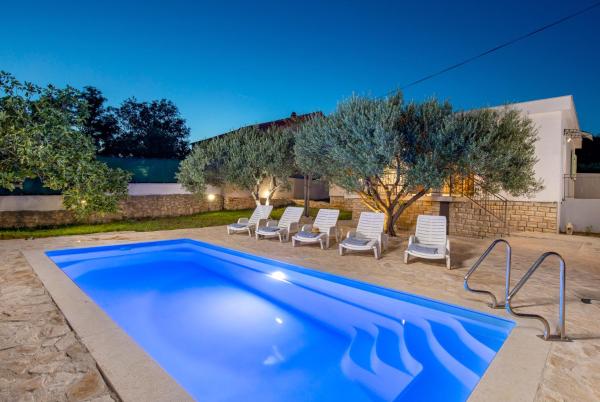 Villa Cecilia, Book  Hoteller i Zadar County med pool, Swimmingpool