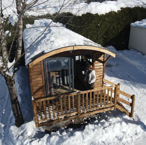 Le Clos Du Pin, Book  Hoteller i Rhône-Alps med parkering, Parkering