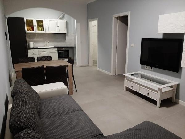 Junik Apartment, Book Lejlighed Vlorë County hoteller med parkering, Parkering