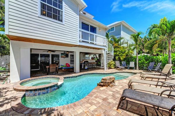 Villa Marianne: AMI North End, Steps to Beach, West of Gulf, Pool by Anna Maria Life, Book  SPA-hoteller i Florida, SPA