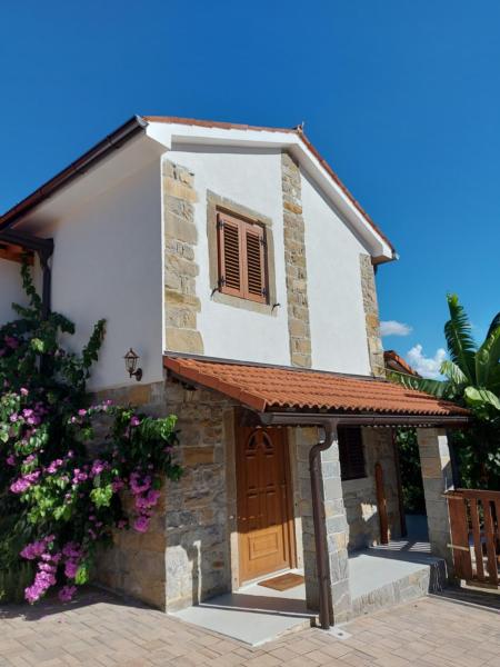 Istrska kamnita hiša z velikim vrtom - Istrian Stone House with Big Garden, Book  Marezige Slovenian Istria