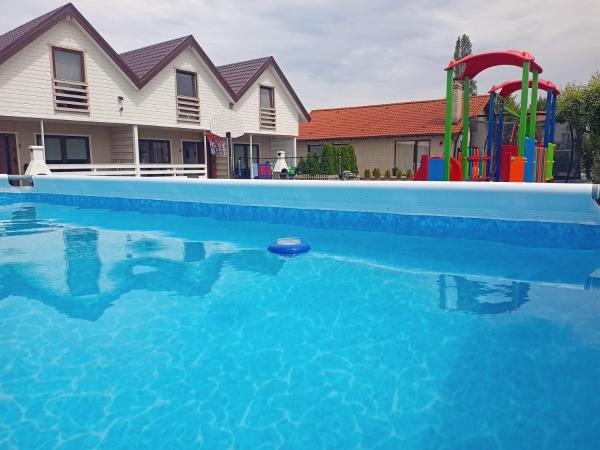 Domki Platinium Sianożęty Ustronie Morskie, Book  Hoteller i West Pomerania med pool, Swimmingpool